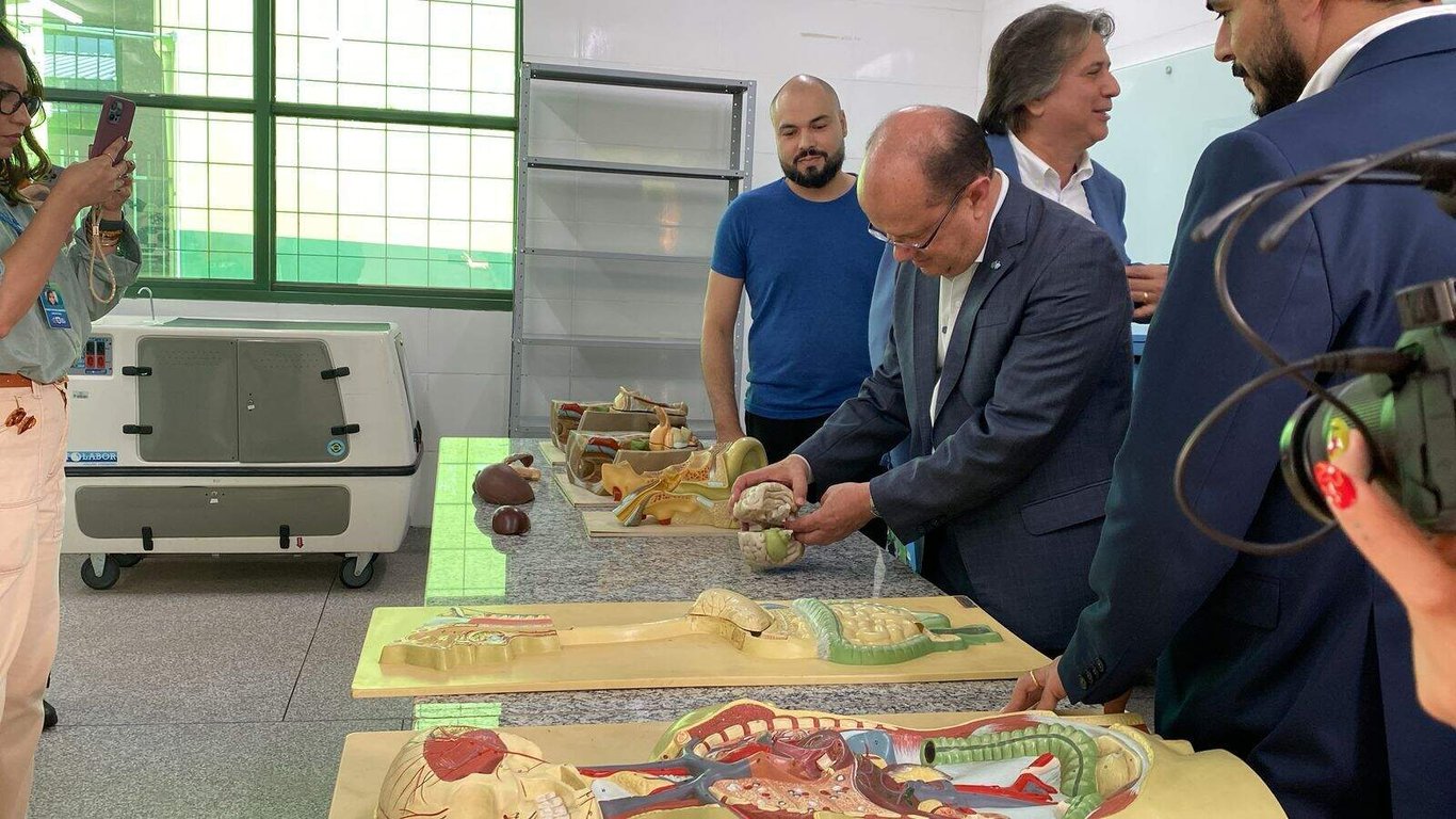 Sala de aula de ensino superior, com luz natural e lousa digital