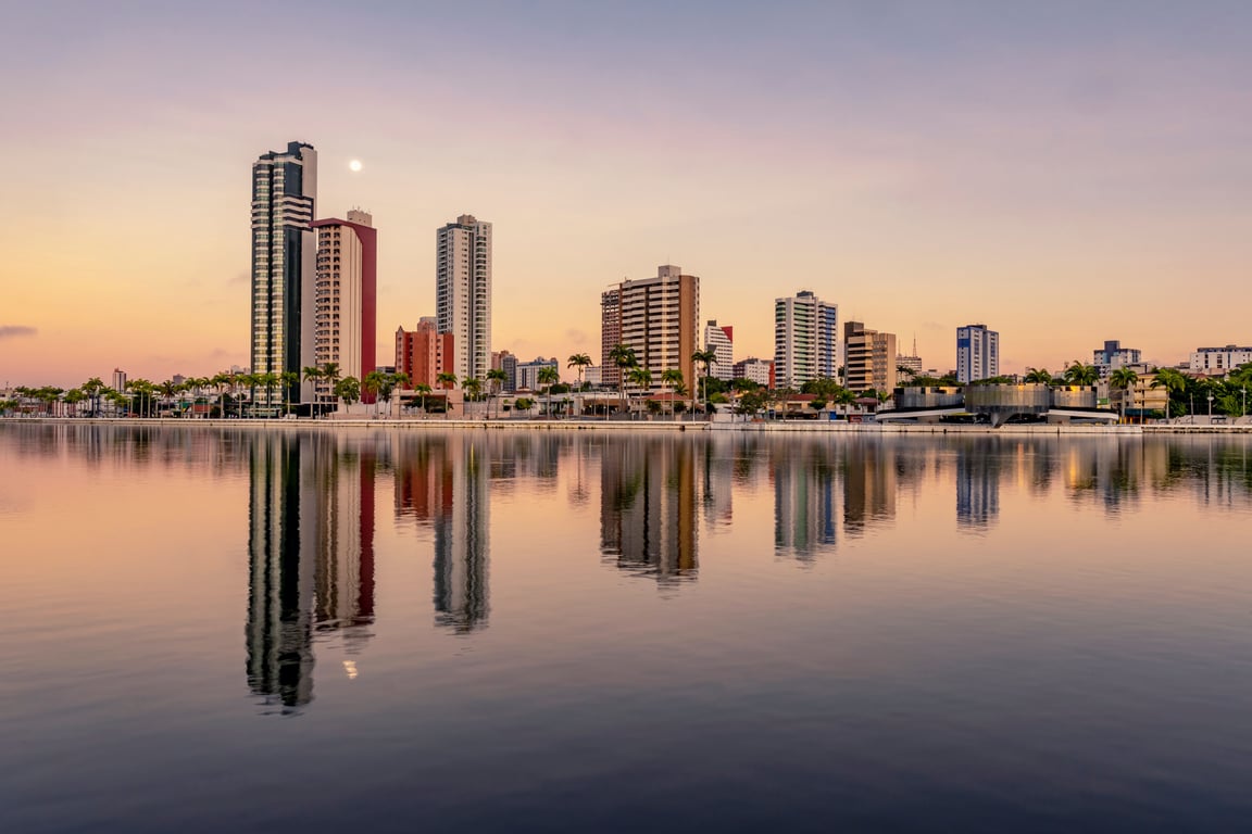 Horizonte de Goiânia ao pôr do sol, com prédios e áreas verdes em destaque