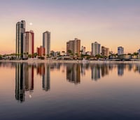 Horizonte de Goiânia ao pôr do sol, com prédios e áreas verdes em destaque