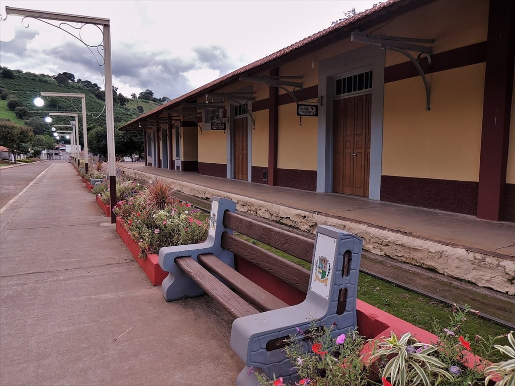 Calçadão e comércio no centro de Paraguaçu MG, em dia ensolarado