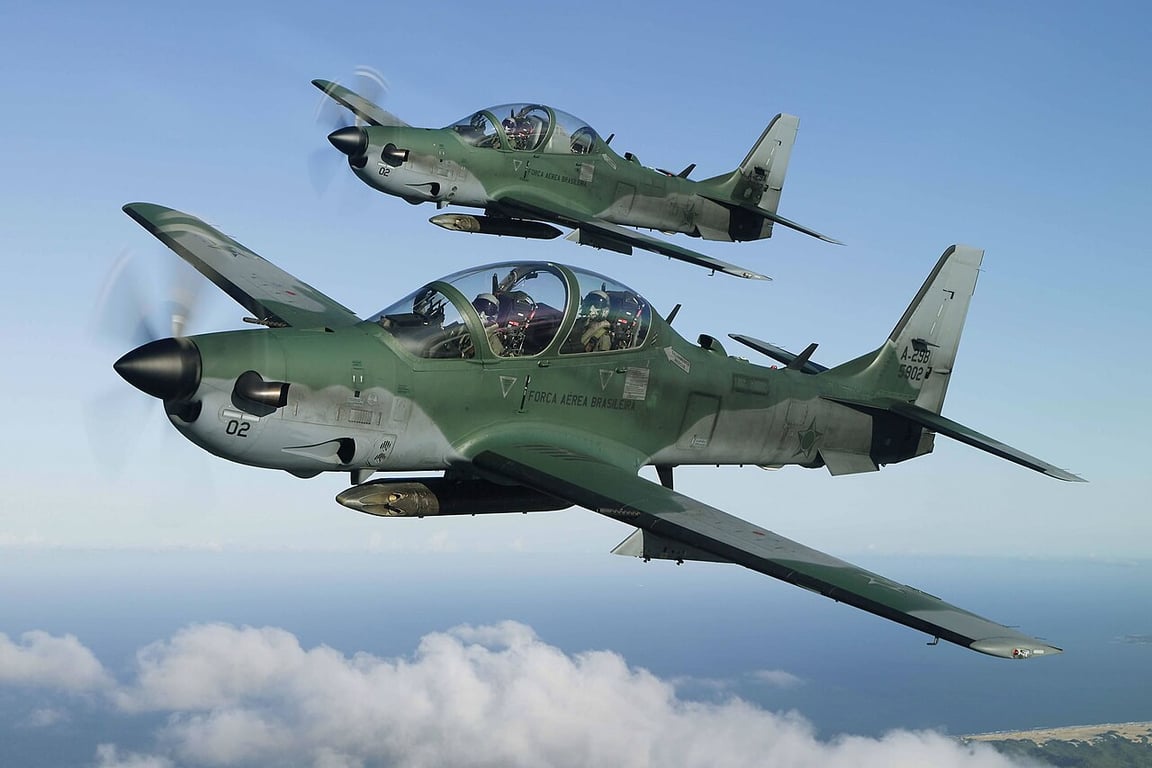Aeronaves T-27 Tucano em formação, símbolo da instrução de voo militar no Brasil