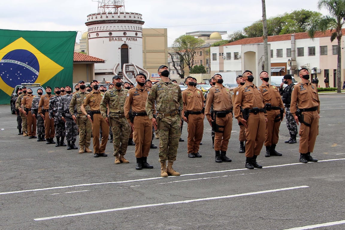Formação de policiais militares em pátio de treinamento