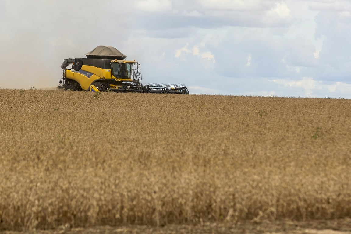Colheitadeira de soja em Rondônia ao pôr do sol