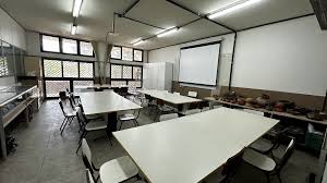 Ambiente de sala de aula/laboratório de ciências com bancadas e materiais didáticos