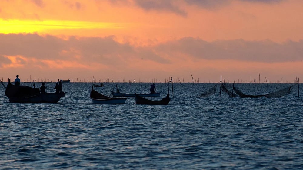 Barco na lagoa ao entardecer, região da Costa Doce