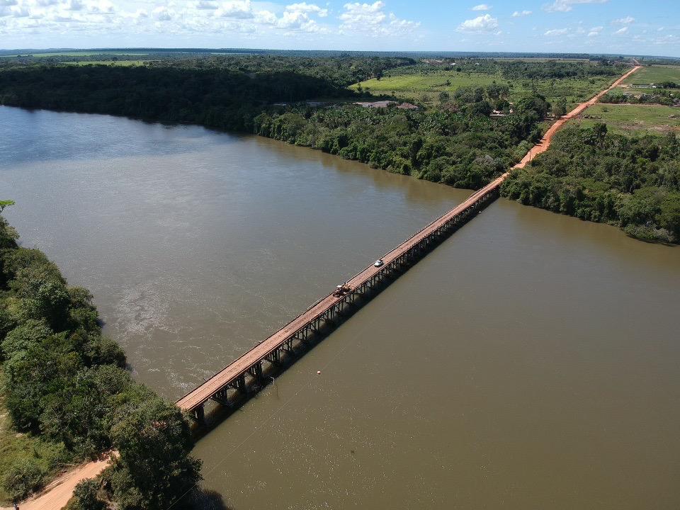 Rio Arinos no Vale do Arinos, com ponte de madeira e mata ao redor, em Porto dos Gaúchos (MT)