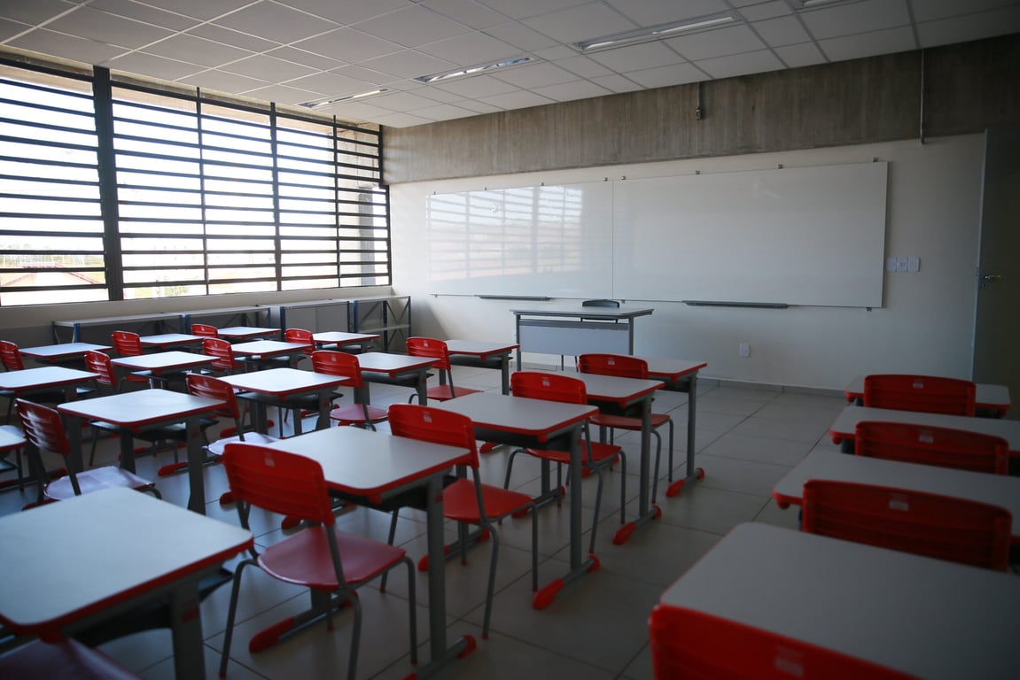 Sala de aula de escola pública em São Paulo, com carteiras e quadros