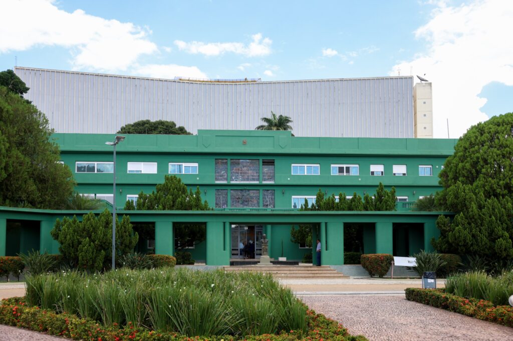 Fachada do IF Goiano Campus Rio Verde, prédios e áreas verdes em dia claro