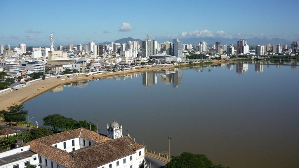 Vista aérea de Campos dos Goytacazes RJ, com o rio Paraíba do Sul ao fundo.