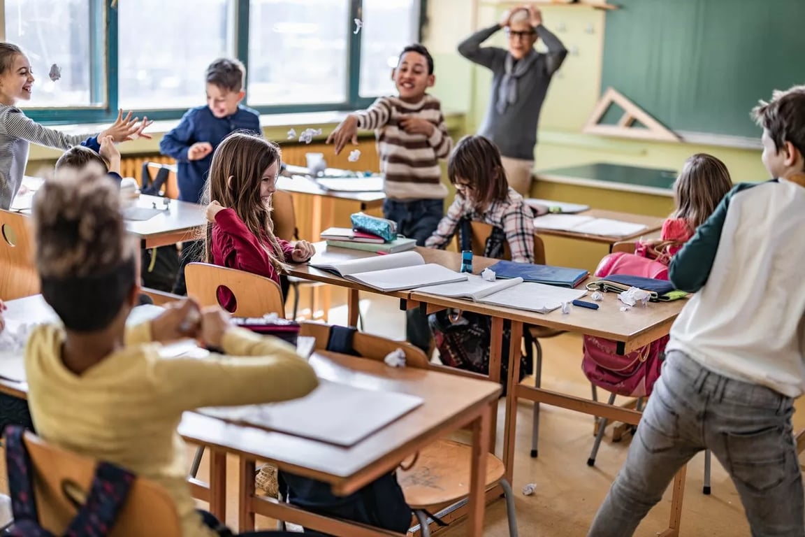 Sala de aula da rede pública brasileira com crianças e professor em ambiente acolhedor