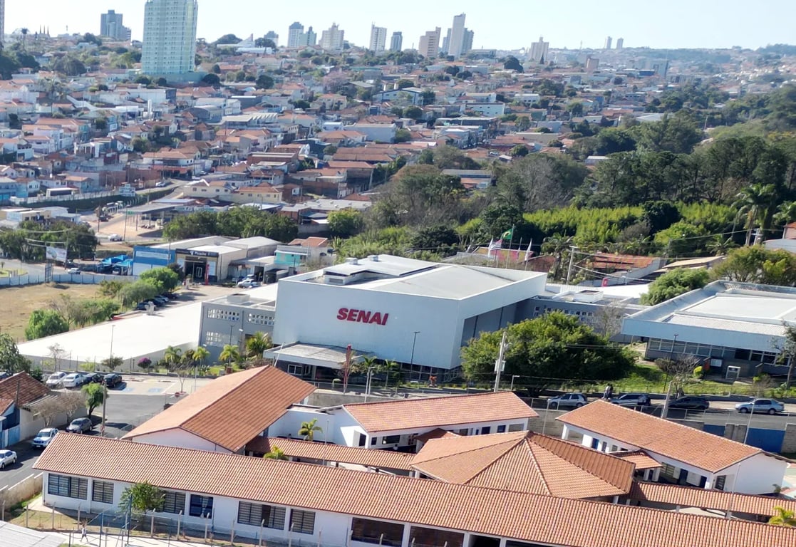 Vista aérea de Botucatu, com áreas urbanas e verdes