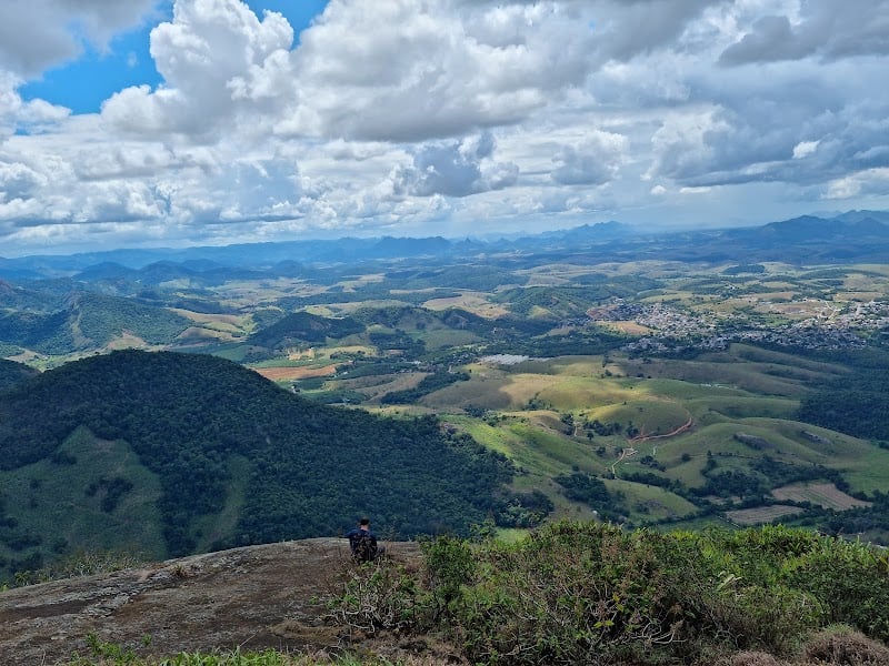 Região serrana capixaba com traços urbanos de cidade do interior e morros ao fundo