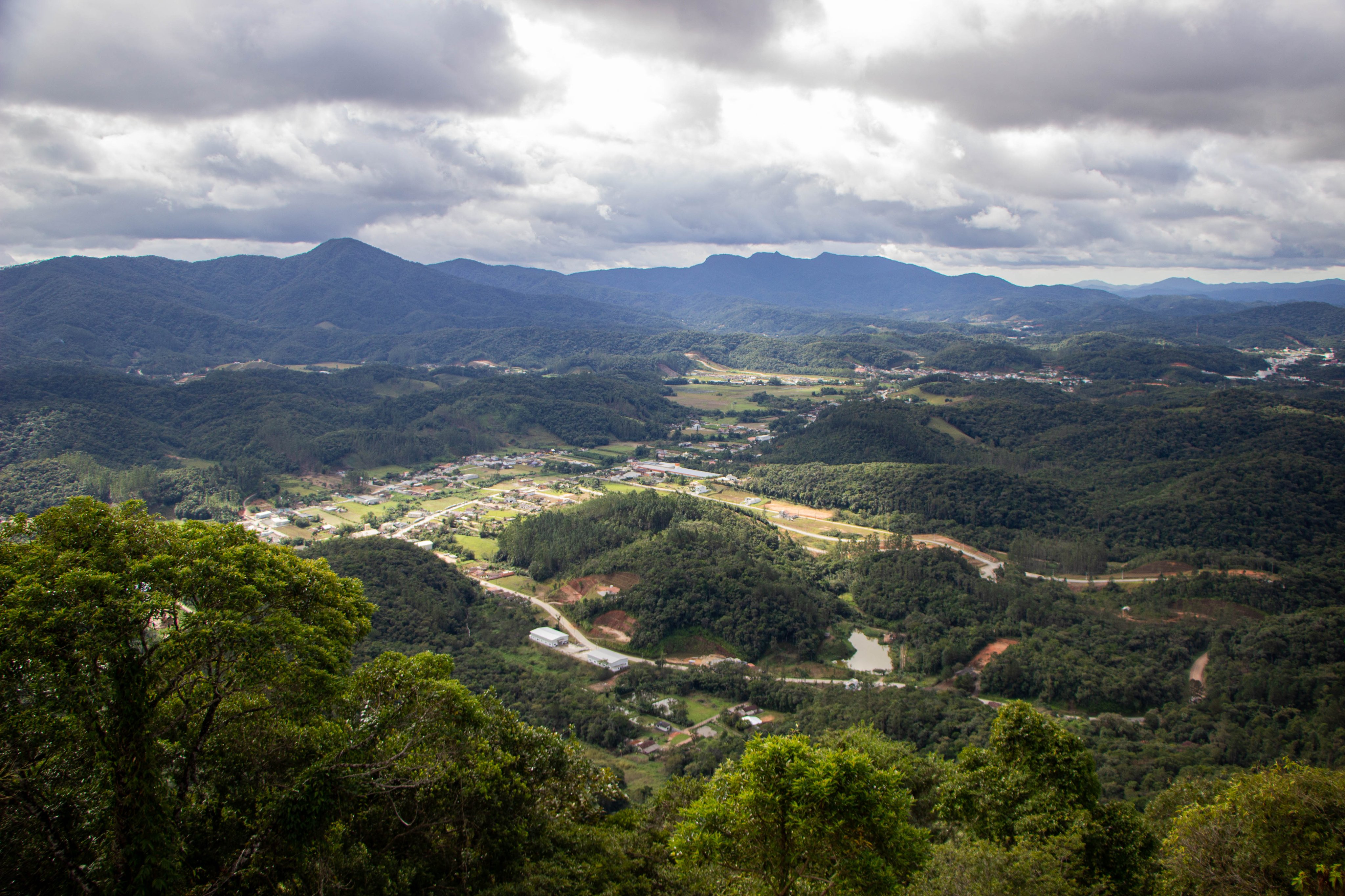Vista aérea de região serrana e área urbana no Vale do Itajaí, em Santa Catarina