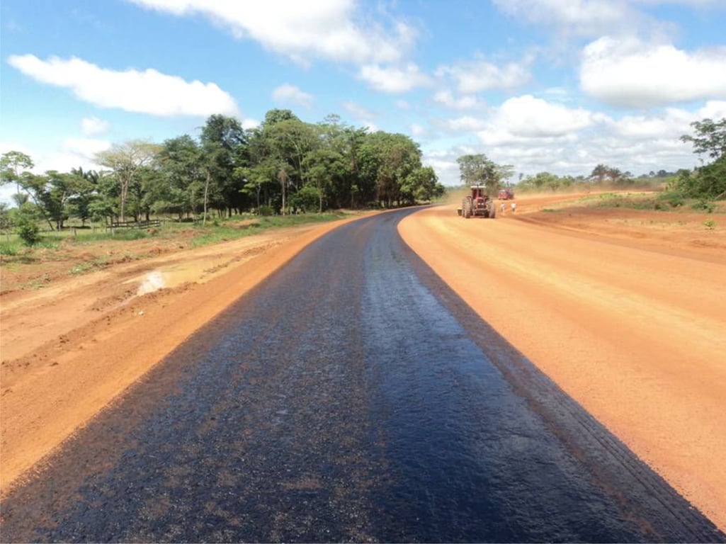Rodovia no Acre cercada por floresta amazônica