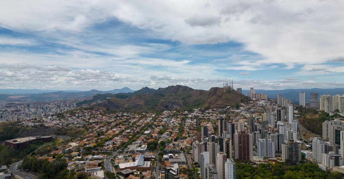 Vista aérea de Belo Horizonte com a Serra do Curral ao fundo