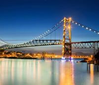 Skyline de Florianópolis com a Ponte Hercílio Luz ao anoitecer