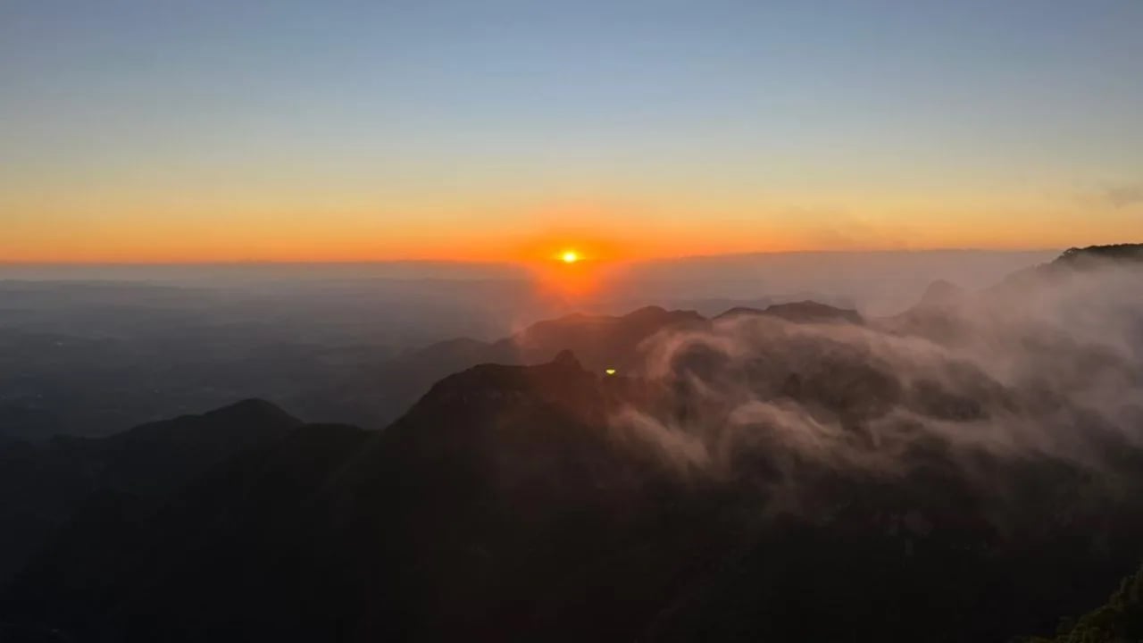 Serra Catarinense ao amanhecer, com montanhas e neblina baixa