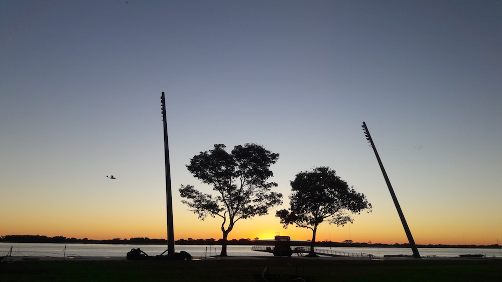 Vista da orla do Guaíba ao pôr do sol, em Porto Alegre