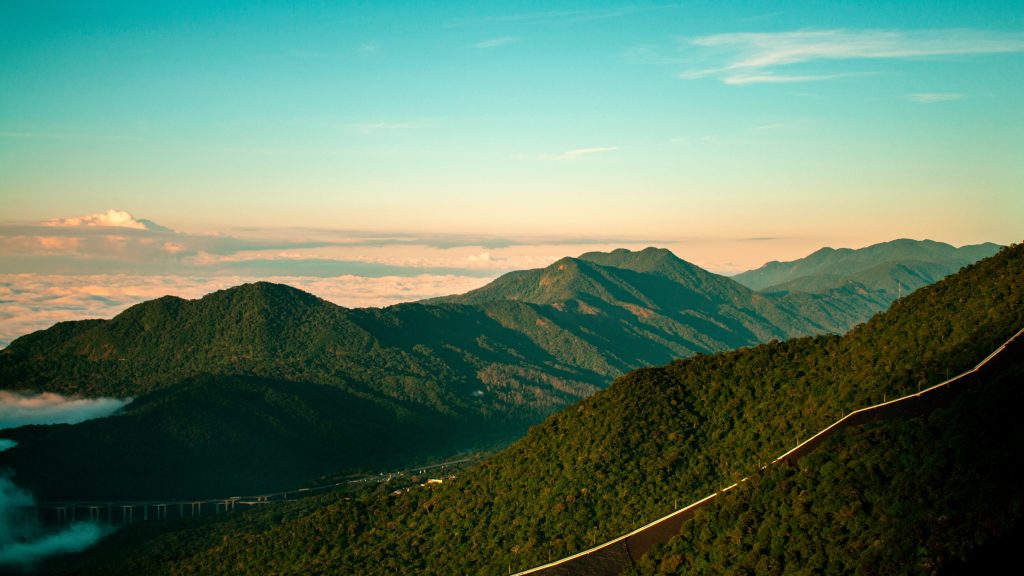 Serra do Tinguá ao entardecer, com morros cobertos por Mata Atlântica