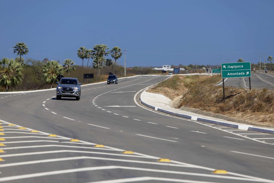 Rodovia com sinalização no interior do Ceará