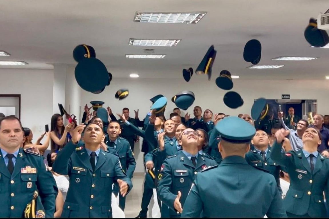 Formatura de policiais militares; cerimônia de encerramento de curso