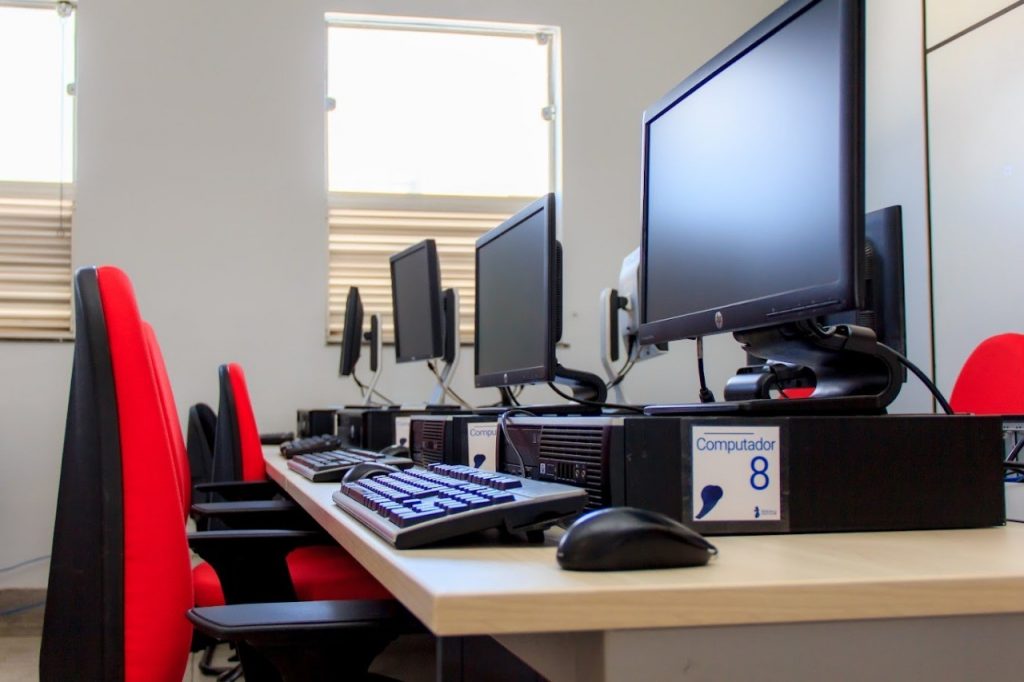 Ambiente de laboratório de computação, ilustrativo de ensino superior tecnológico