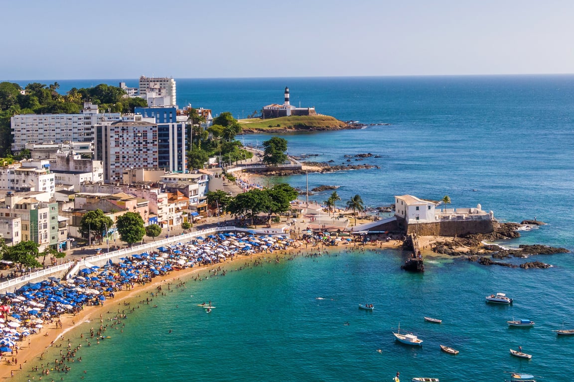 Vista panorâmica de Salvador, Bahia, ao entardecer, com orla e centro histórico