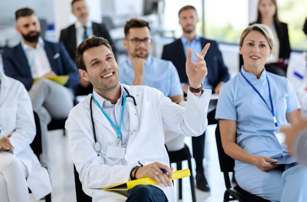 Profissionais de saúde em ambiente hospitalar