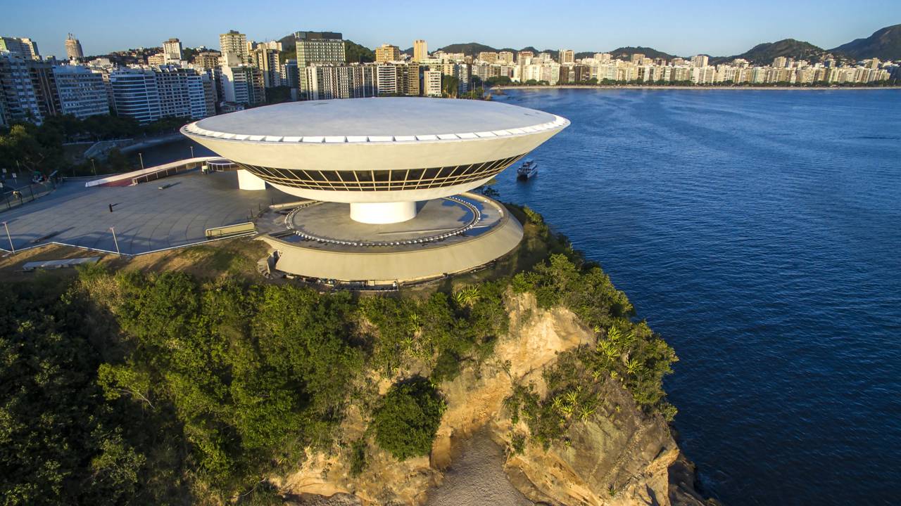 Vista do MAC de Niterói com a Baía de Guanabara ao fundo