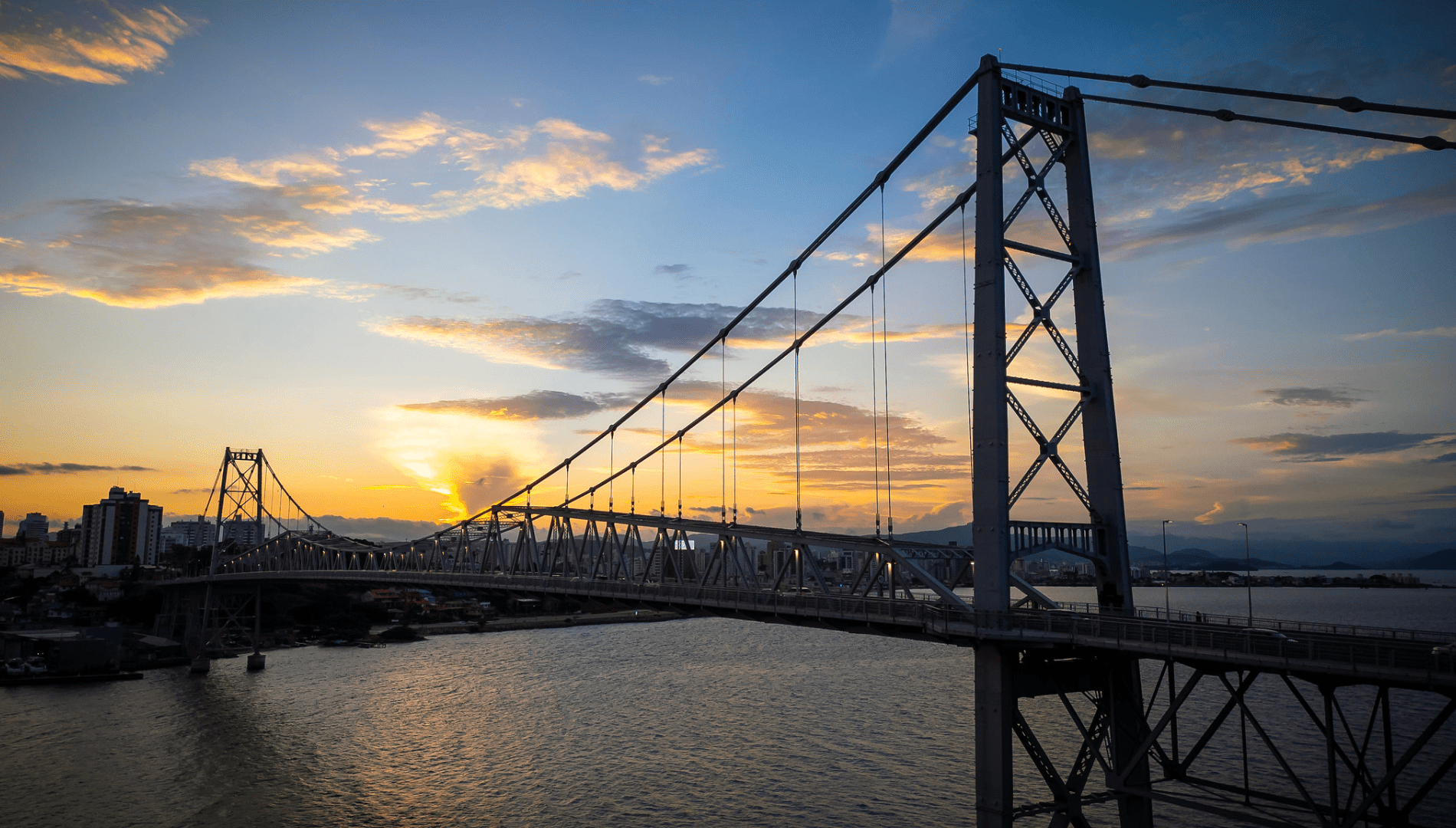 Pôr do sol em Florianópolis com a Ponte Hercílio Luz ao fundo