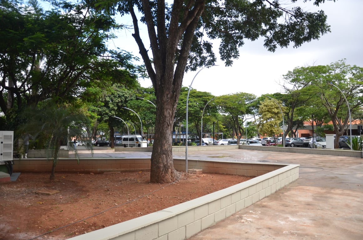 Campus da UFU com áreas verdes e prédios ao fundo