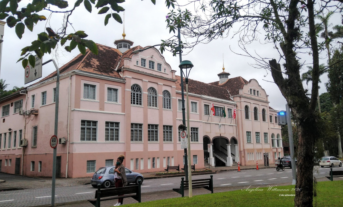 Prédio público com arquitetura clássica no contexto urbano de uma cidade catarinense