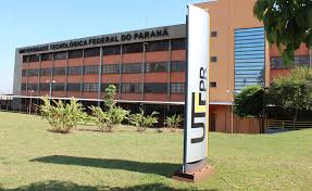 Fachada do campus da UTFPR em Cornélio Procópio, com prédios acadêmicos e áreas verdes