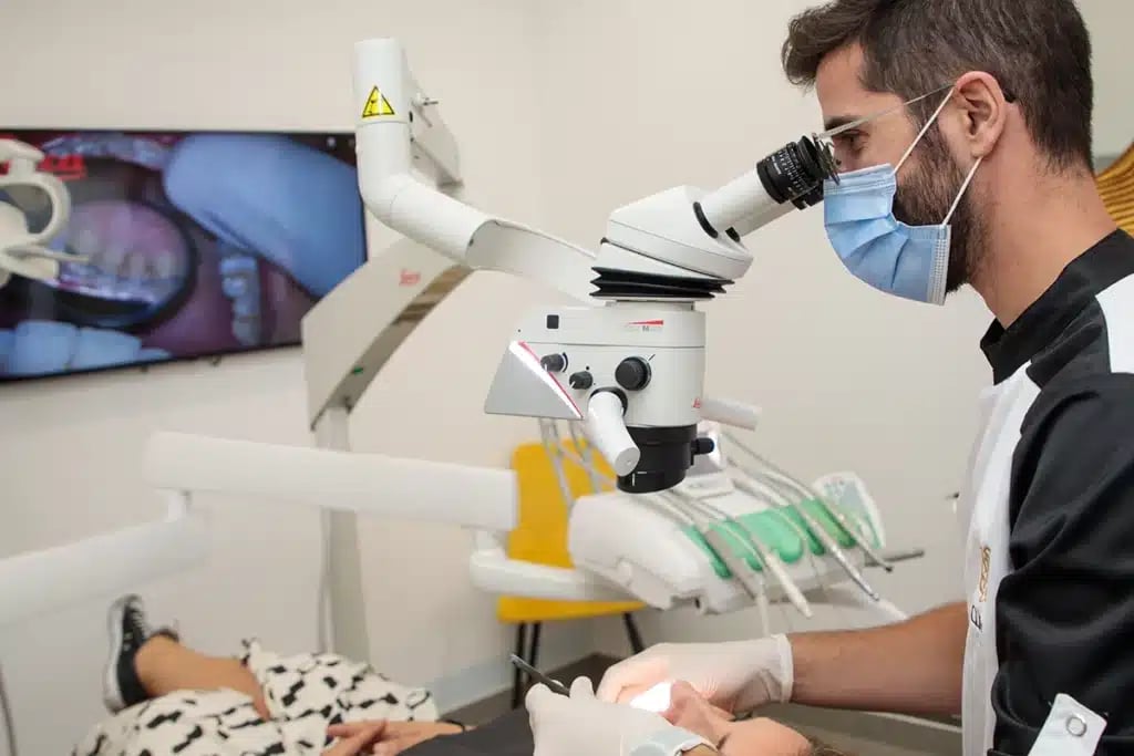 Procedimento endodôntico com microscópio clínico