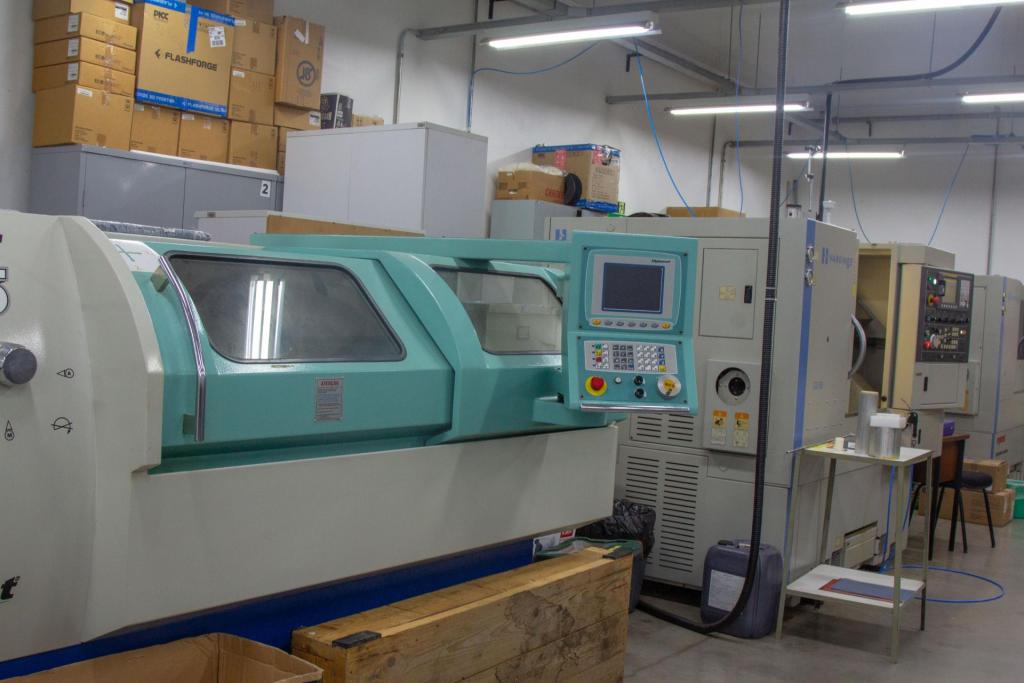 Laboratório de usinagem educacional, com torno e fresadora