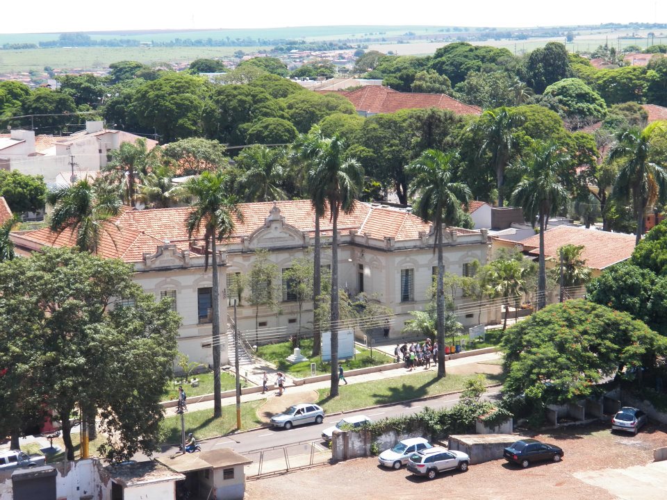 Fachada da Etec Orlando Quagliato, em Santa Cruz do Rio Pardo (SP)
