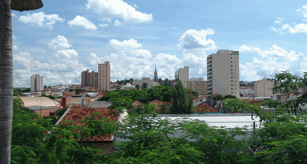Panorama urbano de cidade do interior de São Paulo