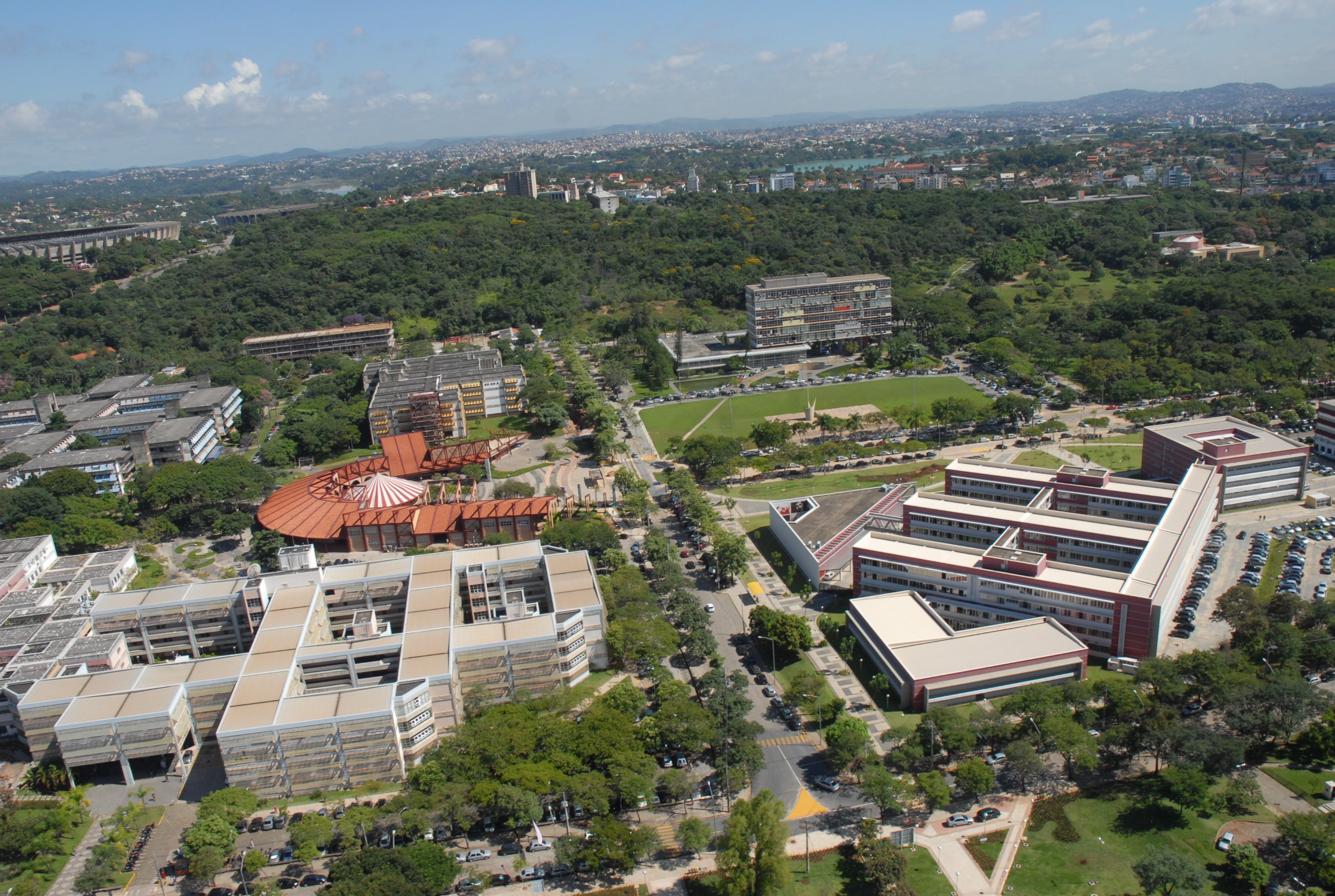 Vista aérea do campus da UFMG na Pampulha, com áreas verdes e prédios acadêmicos