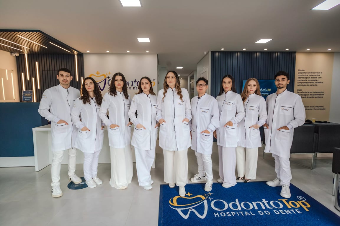 Equipe multiprofissional de saúde em ambiente clínico