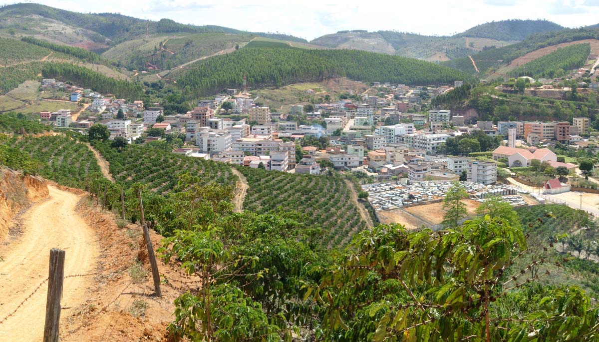 Vista urbana de Marilândia ES, com morros ao fundo