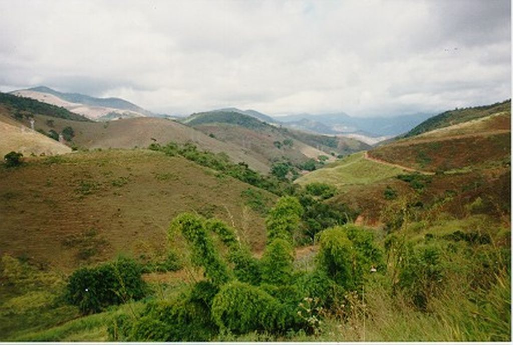 Paisagem rural com colinas e afloramentos de granito típicos do Noroeste capixaba.