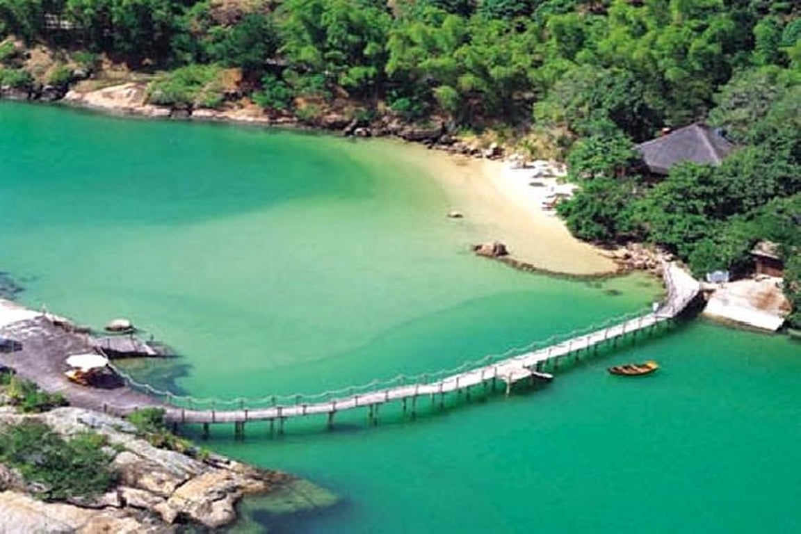 Vista aérea do litoral de Governador Celso Ramos, com mar azul e faixas de areia clara