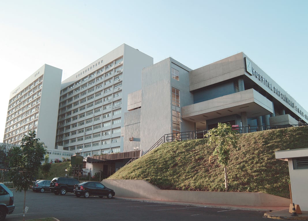 Fachada do HCFMRP-USP em Ribeirão Preto, em dia ensolarado