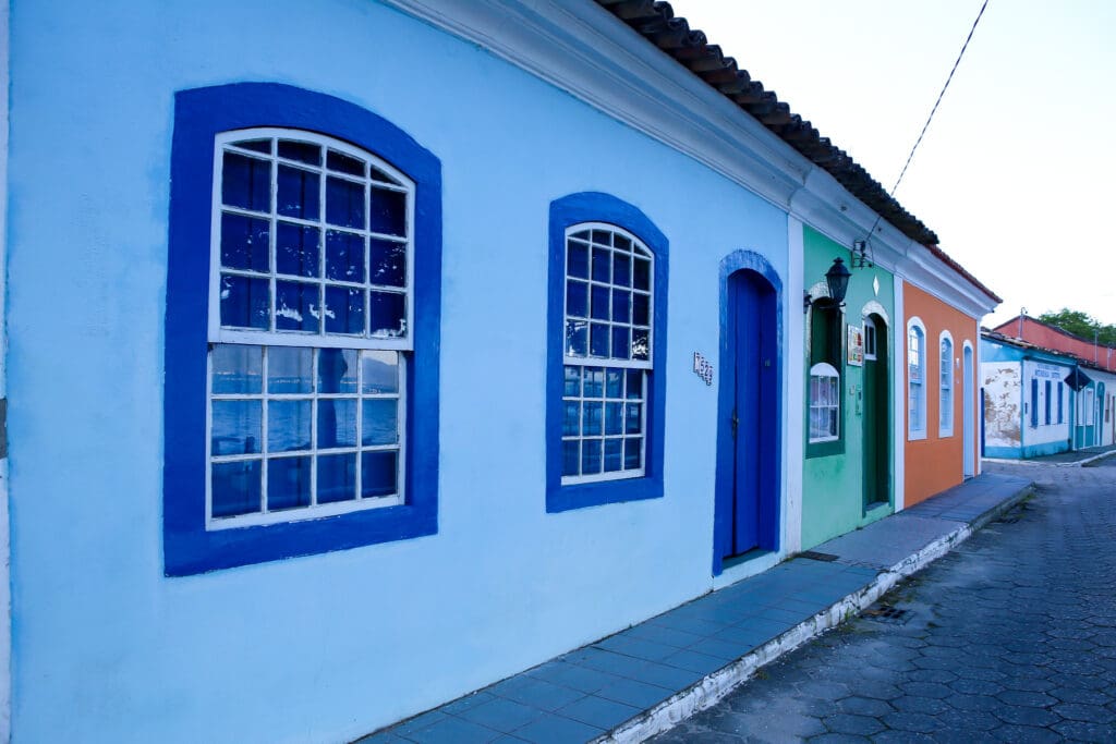 Paisagem urbana litorânea de Bombinhas SC ao entardecer