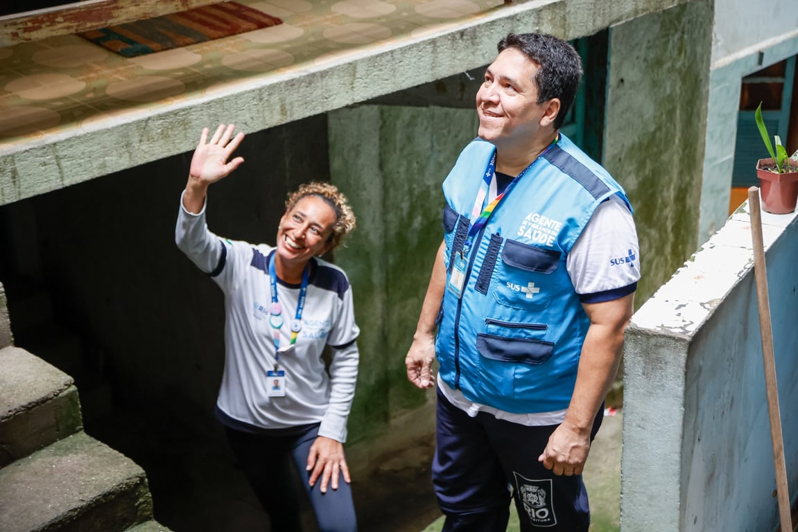 Profissionais de saúde em ação comunitária, representando equipes de atenção básica e agentes comunitários.