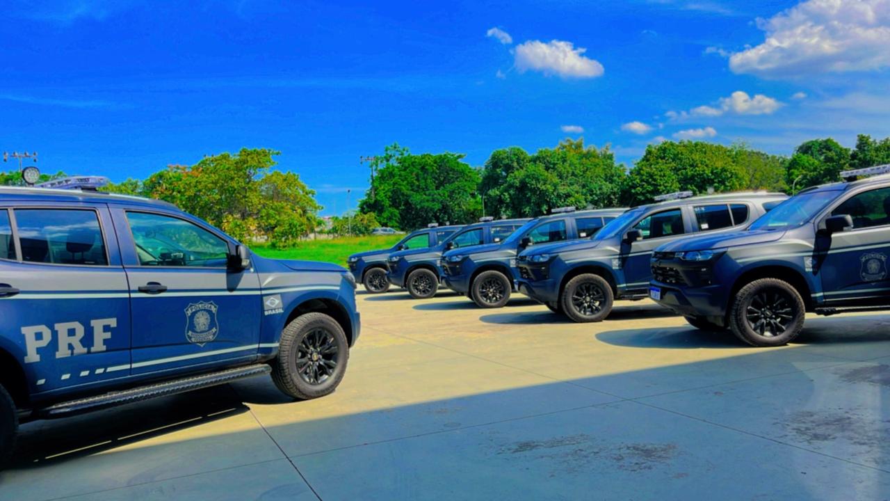 Viaturas da PRF em operação durante patrulhamento em rodovia federal