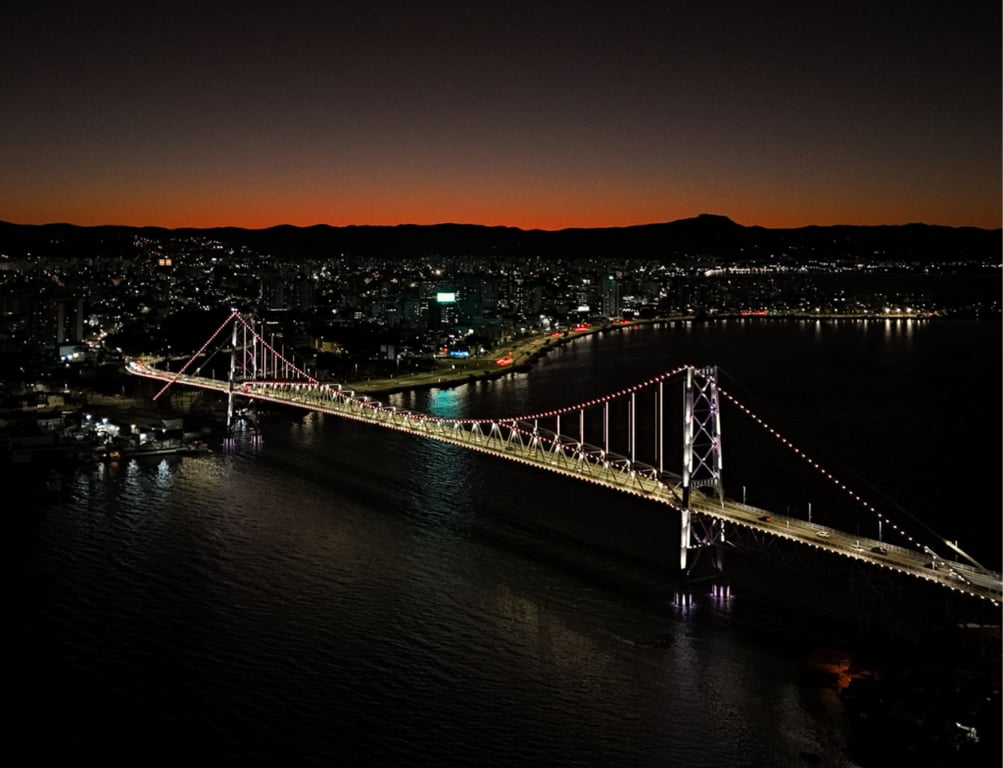 Ponte Hercílio Luz ao entardecer, em Florianópolis SC