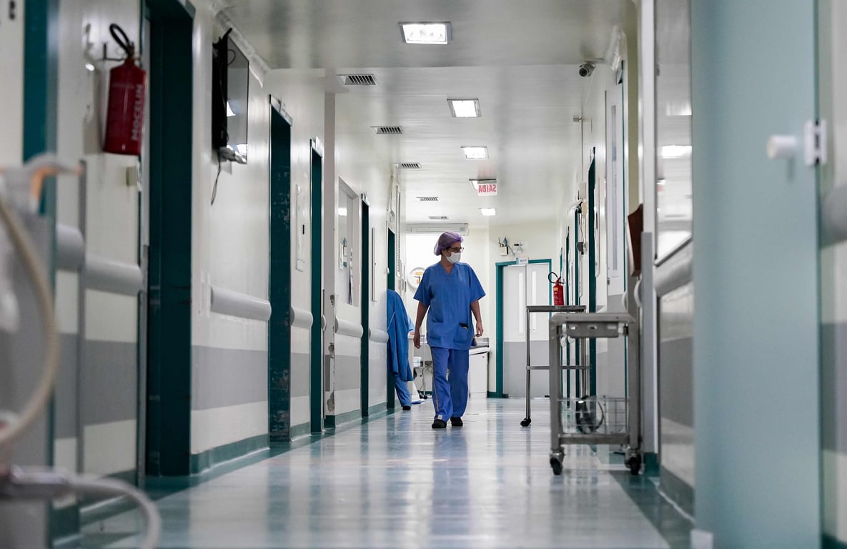 Corredor hospitalar em ambiente moderno