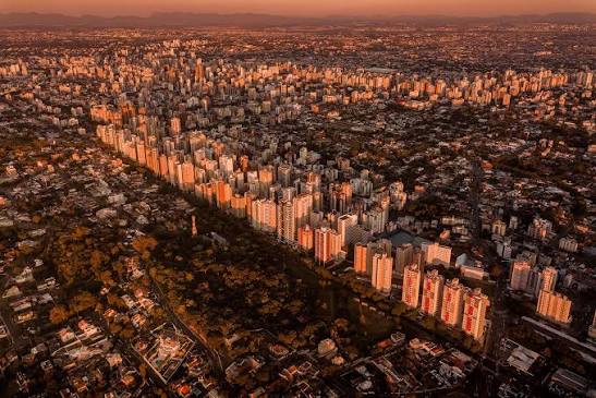 Vista aérea de Curitiba ao entardecer