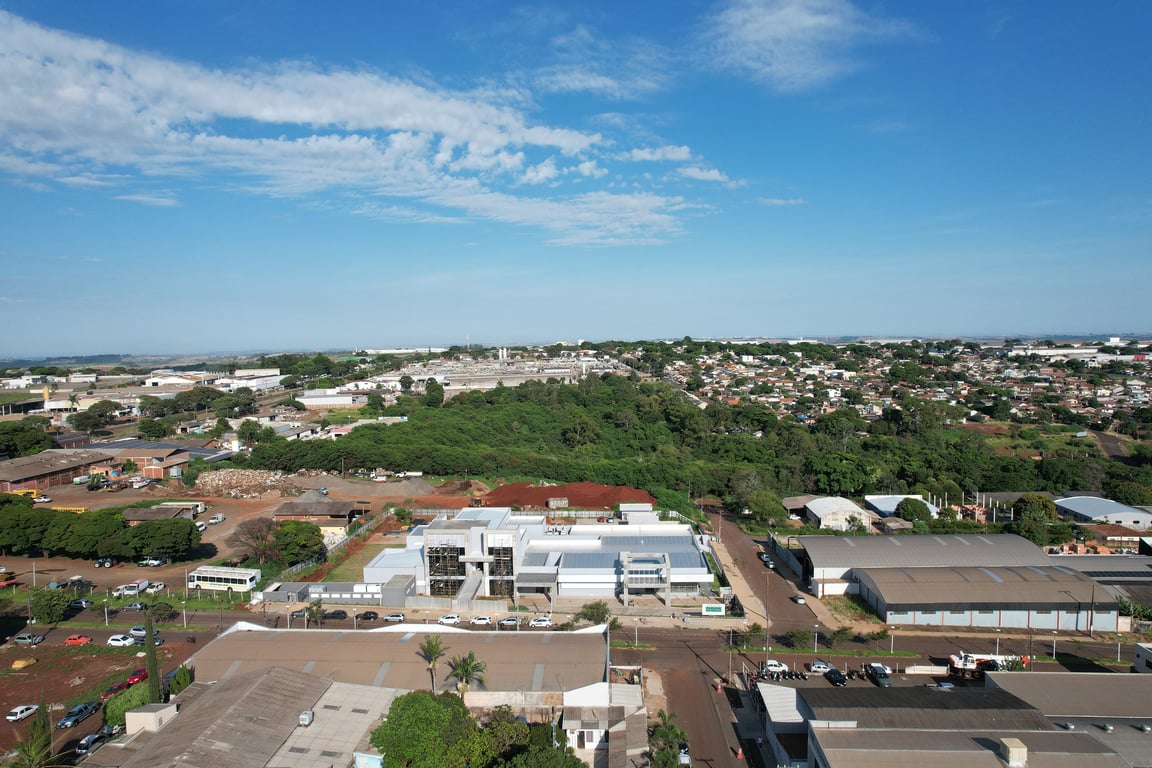 Vista aérea de Mandaguari, Paraná, com ruas e áreas urbanas em dia claro